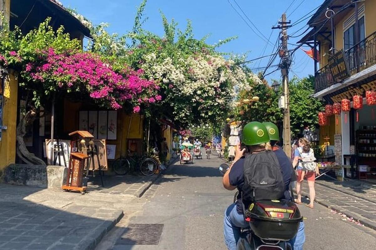 seseorang yang menunggang motosikal menyusuri jalan bandar
