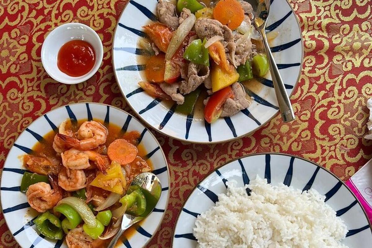 dua pinggan makanan dengan udang dan nasi di atas meja