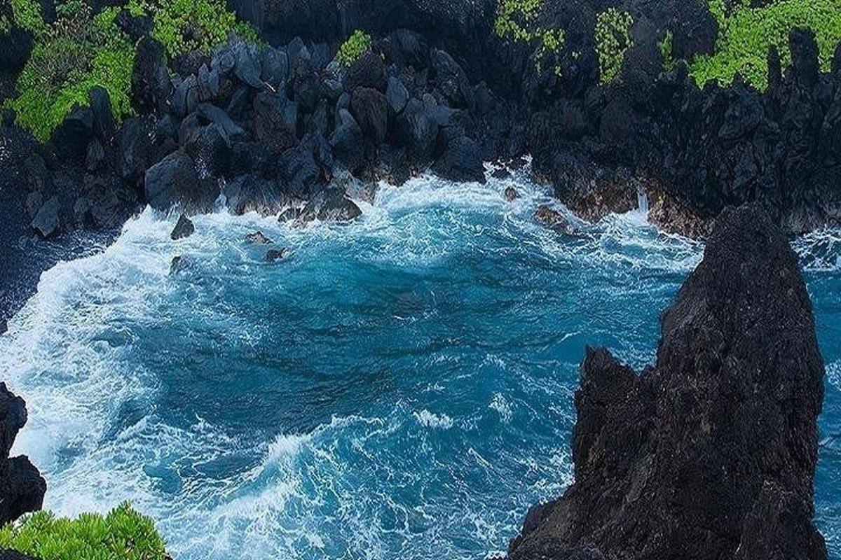 una vista aerea dell'oceano con rocce e acqua