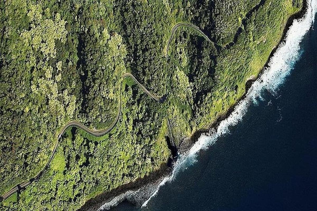 una vista aerea di una strada su una montagna vicino all'oceano