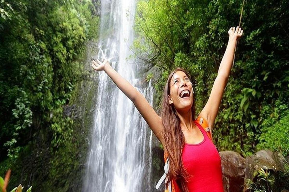 una donna in piedi davanti a una cascata