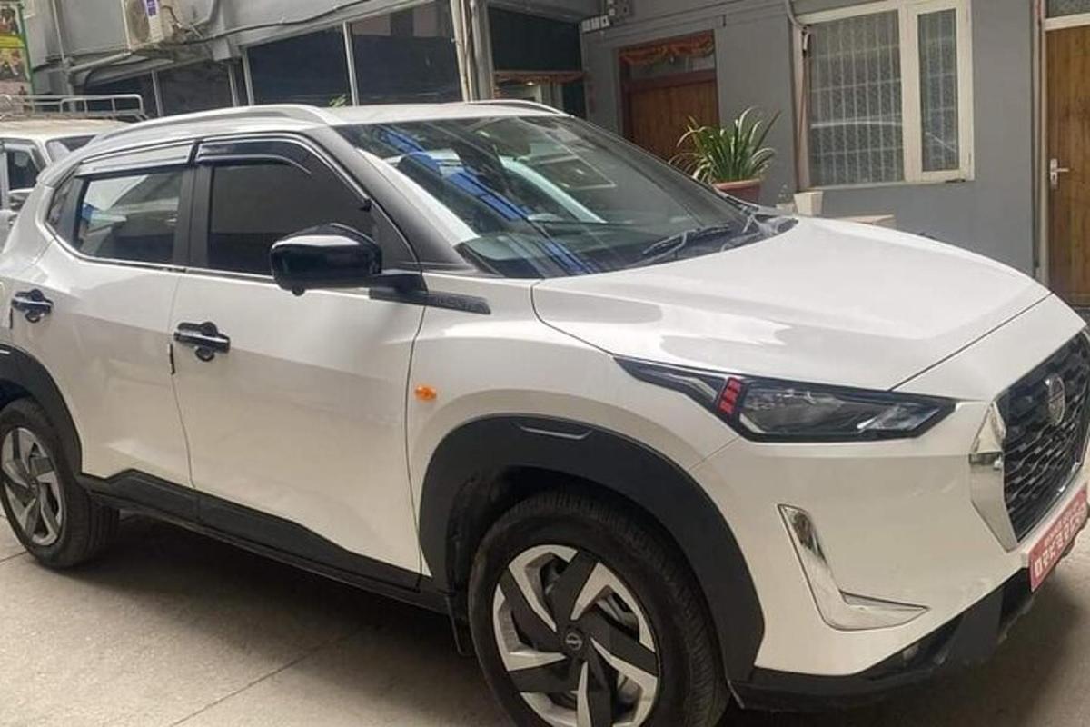 bílé SUV zaparkované před domem