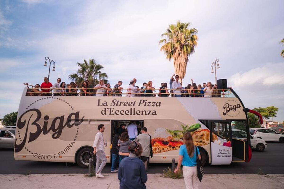 um ônibus cheio de pessoas do lado de fora
