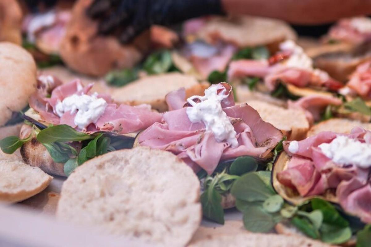 primer pla d'una pizza amb carn i formatge