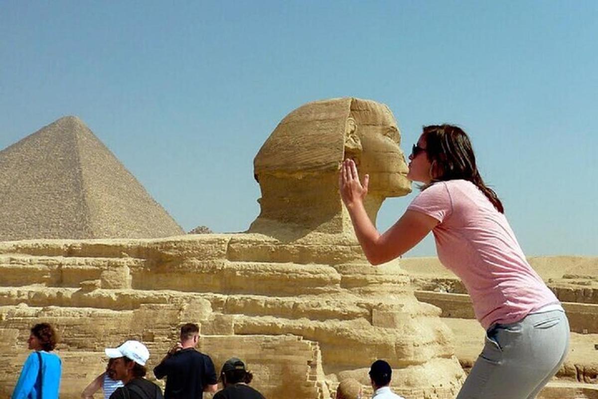 nainen ottaa kuvan pyramideista