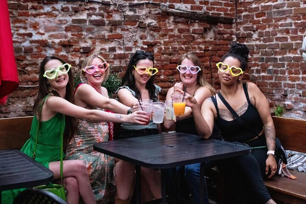 Un grupo de mujeres sentadas en una mesa con bebidas.