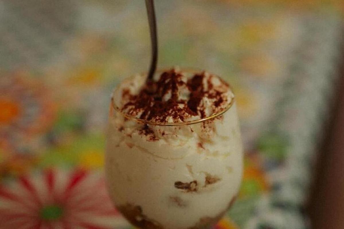 un desert cu o lingură într-un pahar cu o băutură
