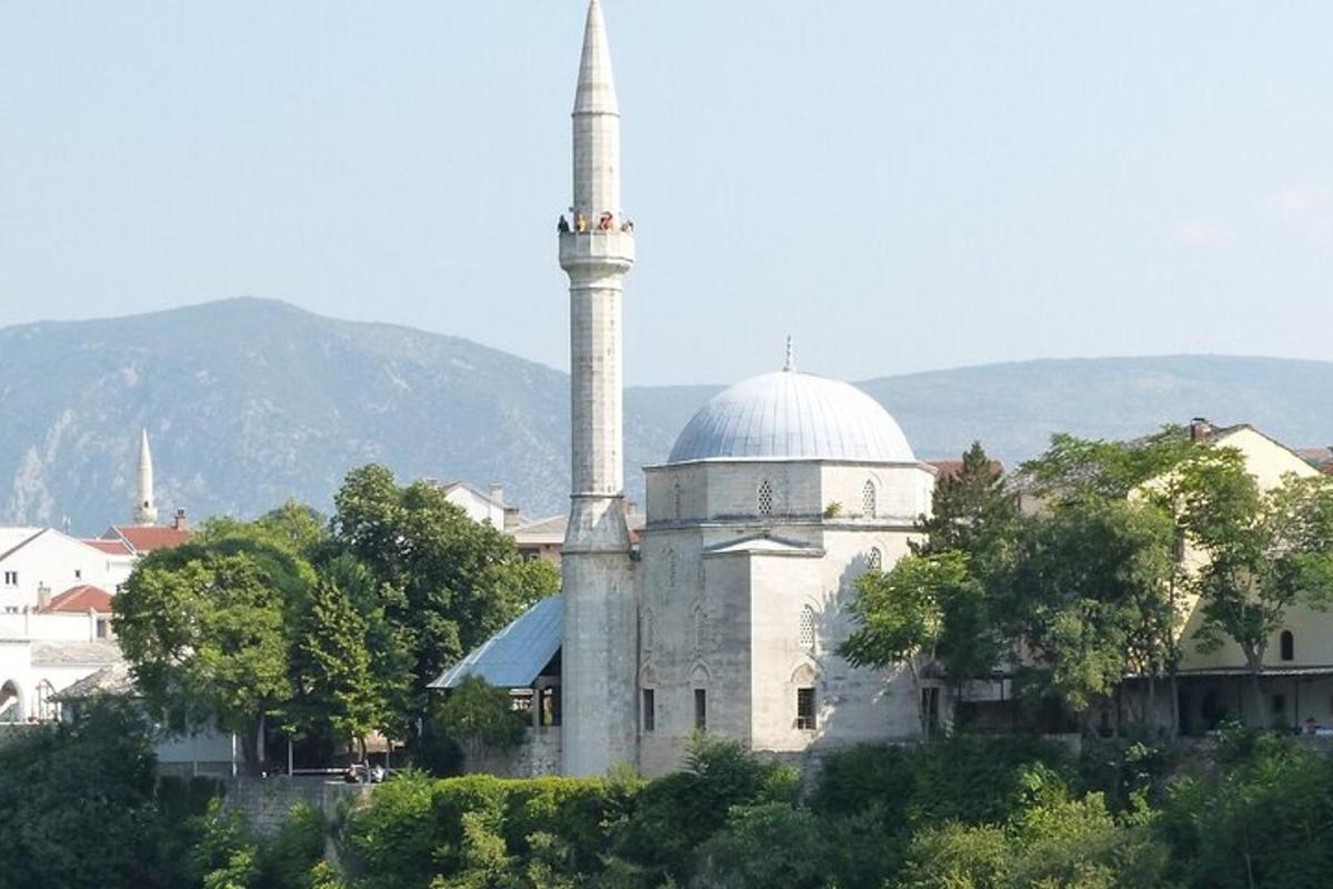 mošee, mille ees on minaret
