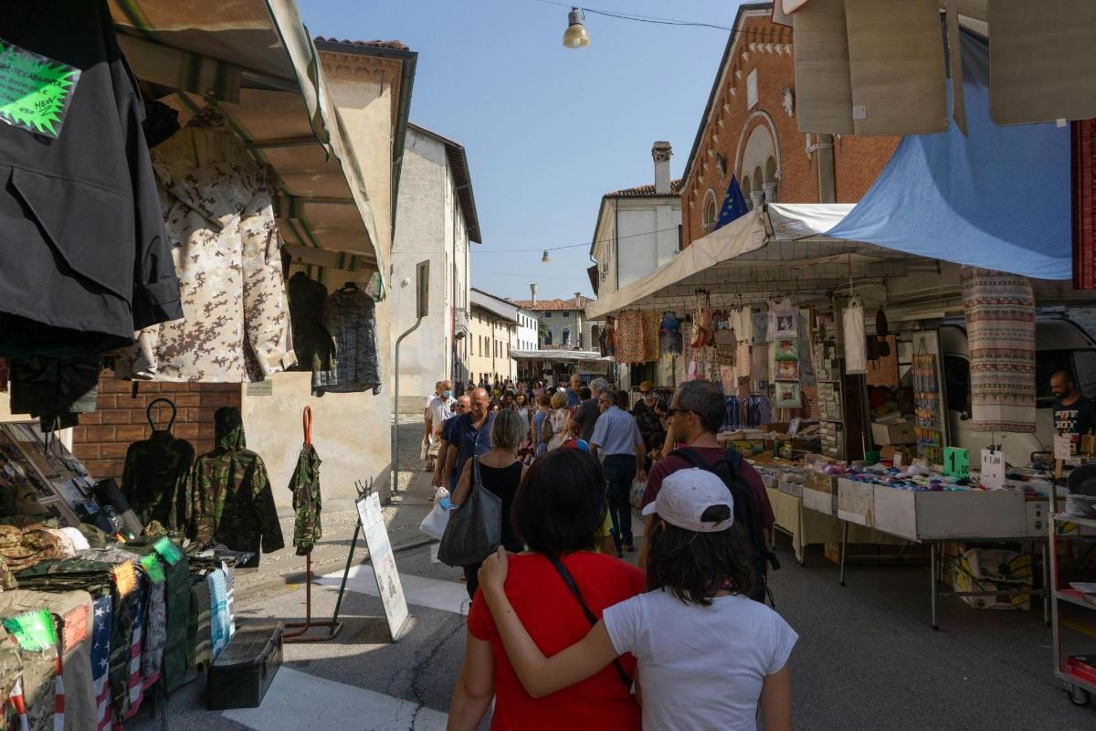un grup de persones passejant per un mercat