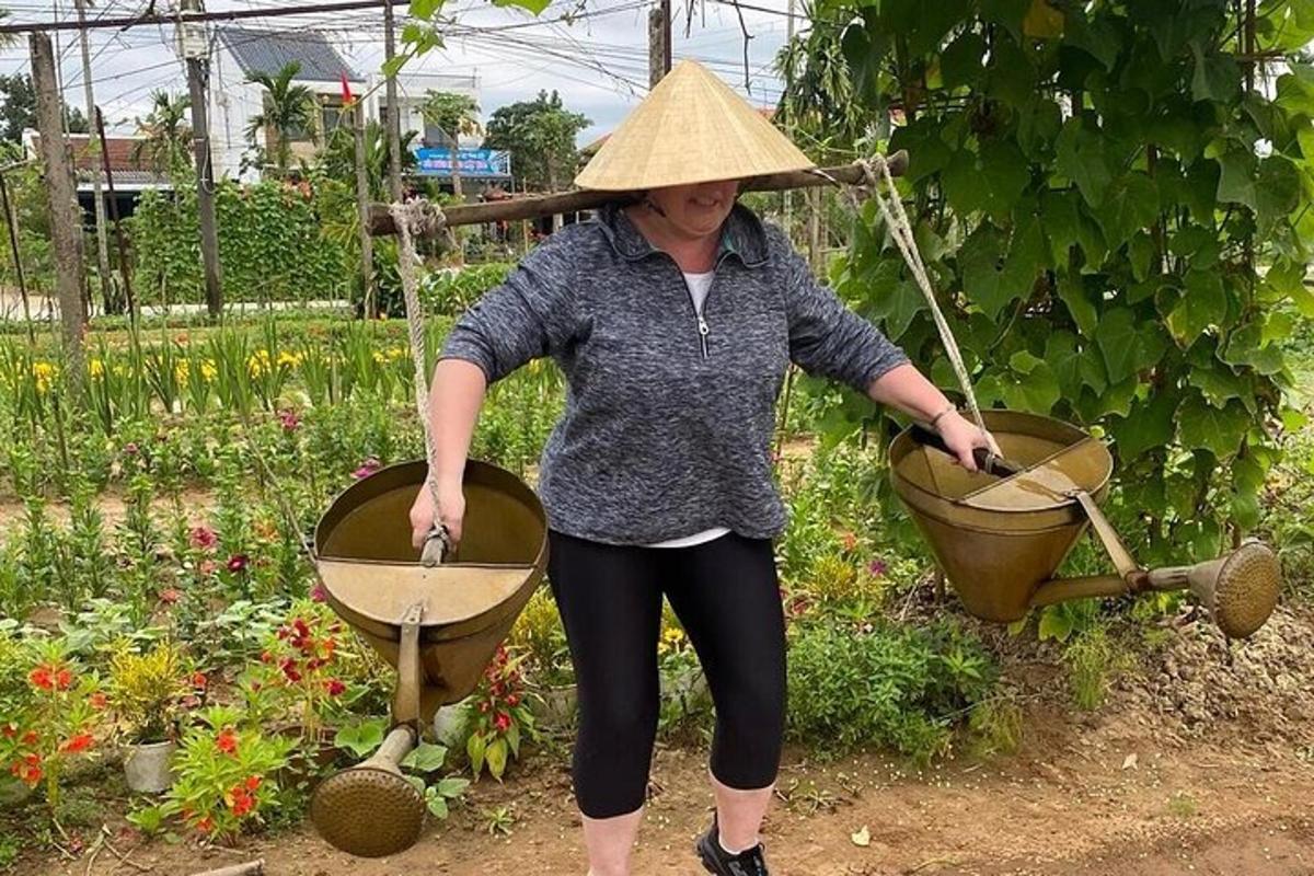 một người phụ nữ đội mũ rơm cầm hai chiếc giỏ