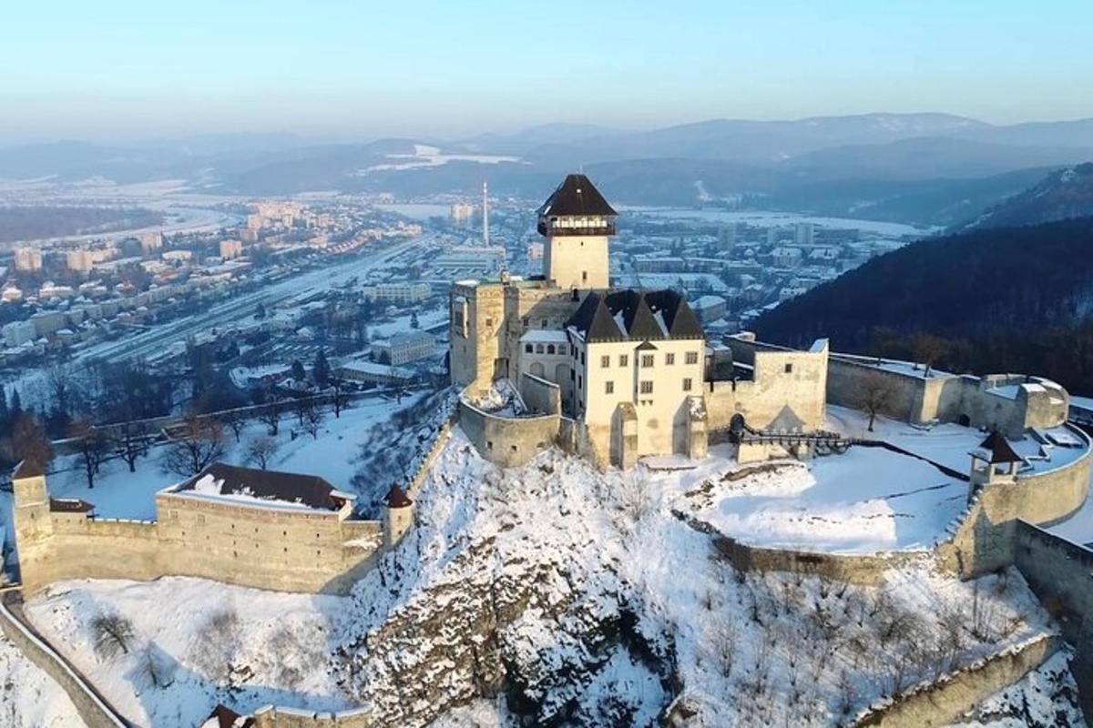 um castelo no topo de uma montanha coberta de neve