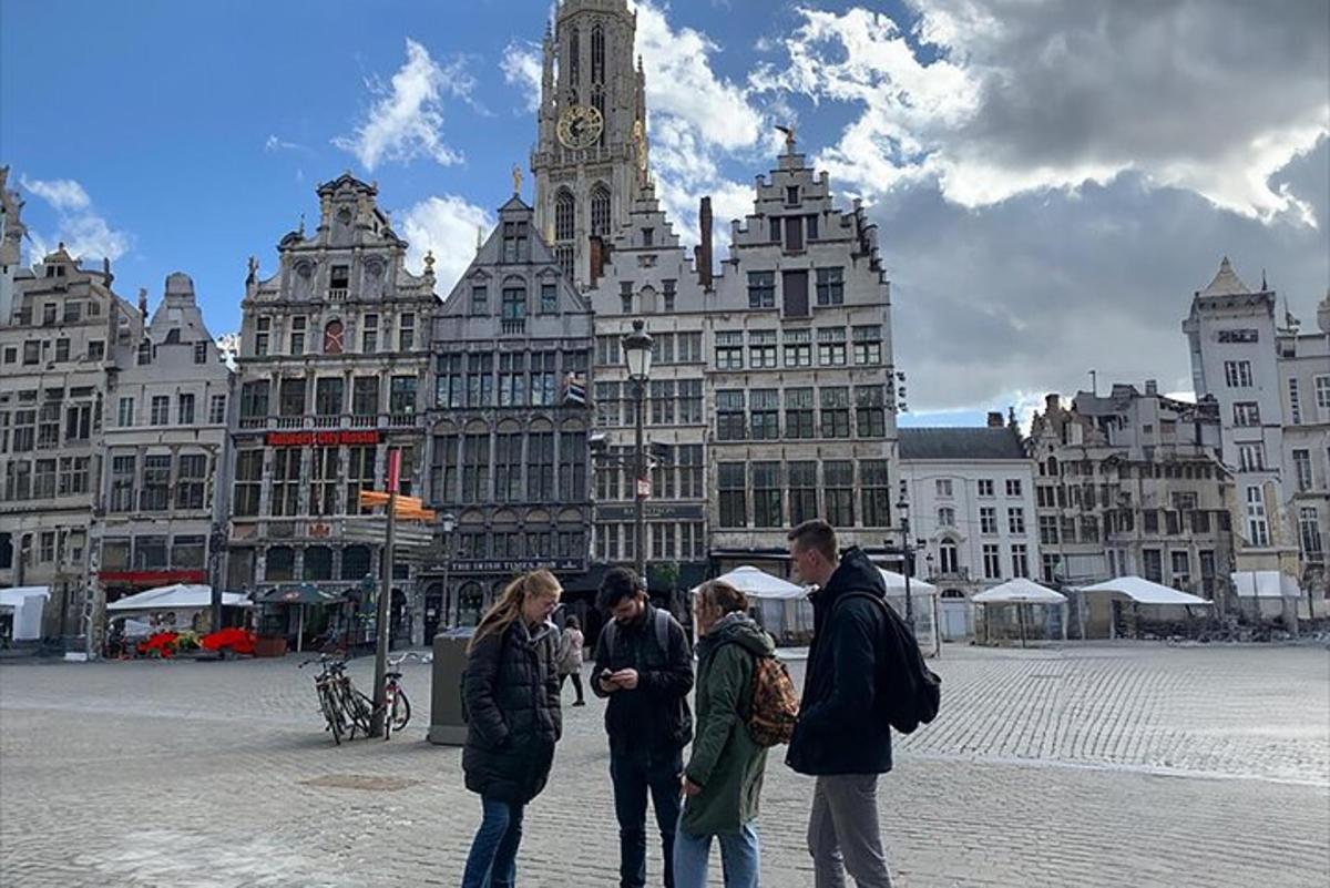 un grup de persones dretes davant d'un gran edifici
