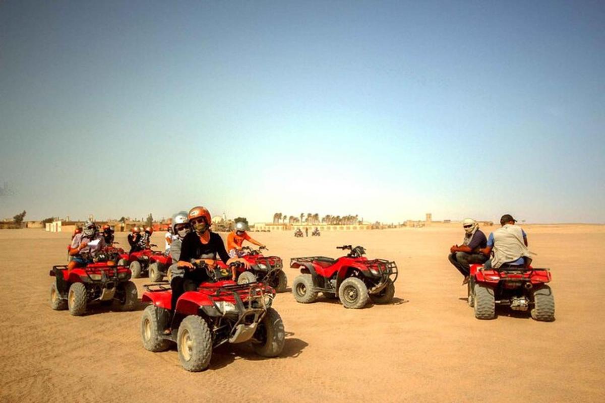 un gruppo di persone su quad nel deserto
