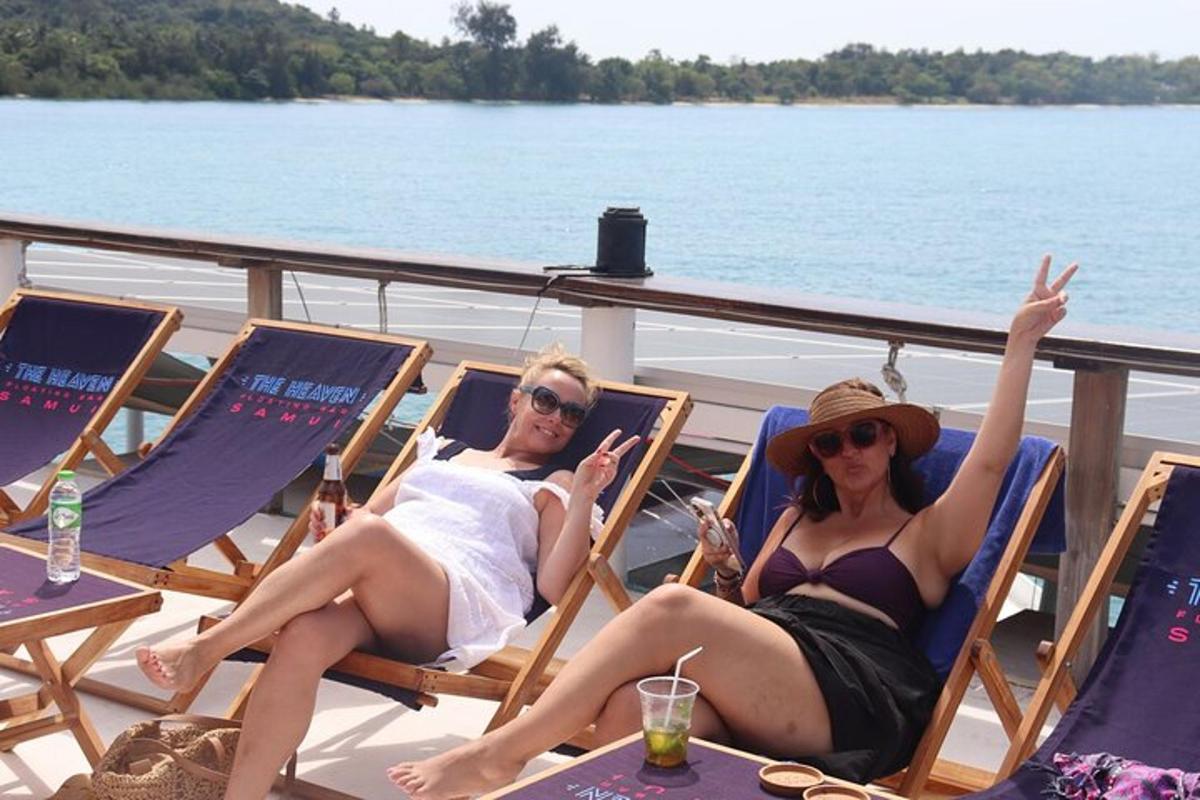 um homem e uma mulher sentados em cadeiras em um barco