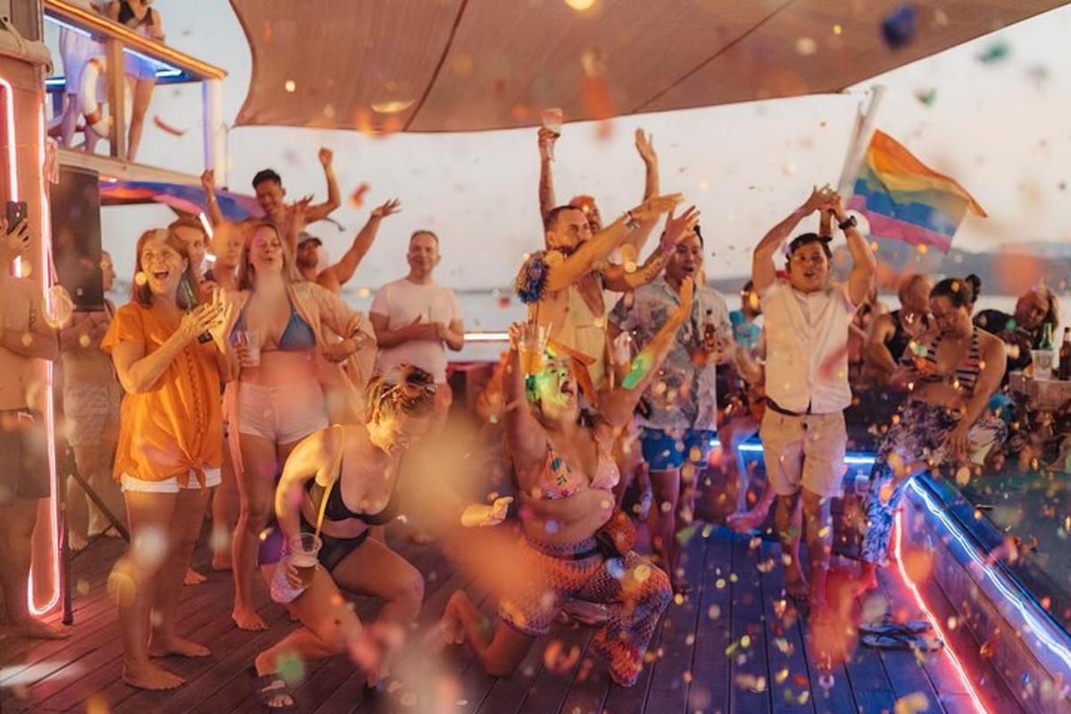 um grupo de pessoas dançando em uma festa
