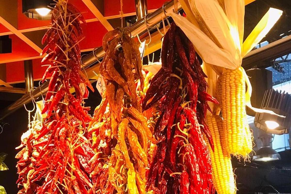 un mazzo di mais appeso a una rastrelliera