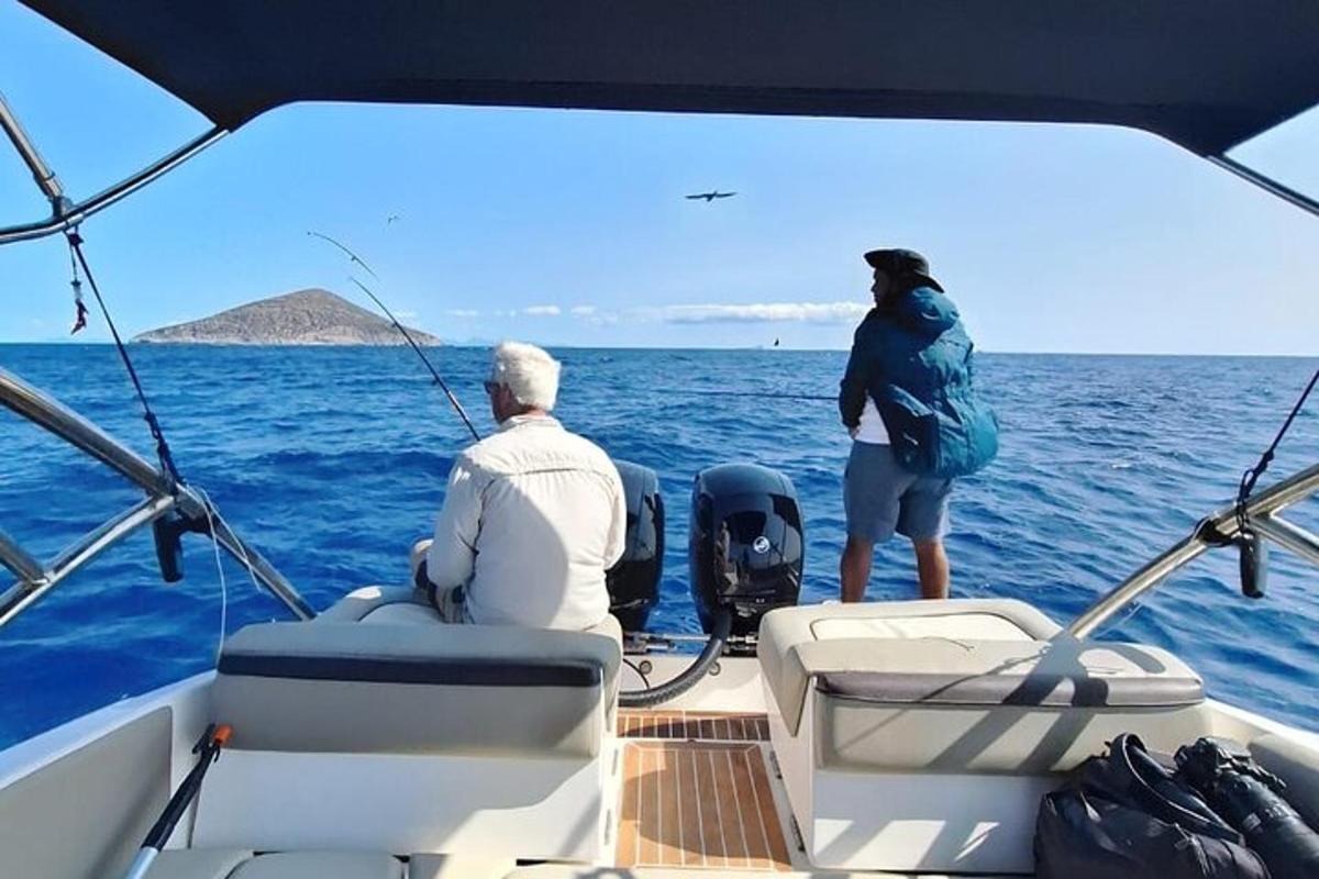 un uomo e una donna su una barca in acqua