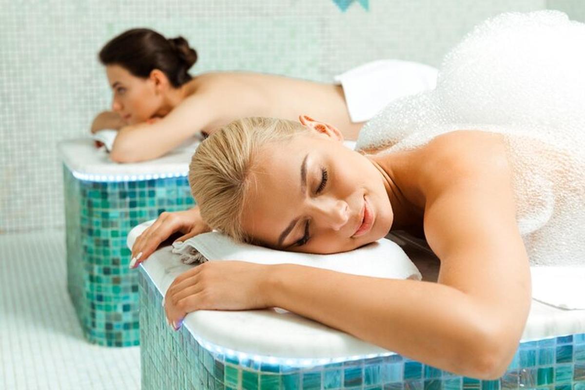 hai người phụ nữ trong bồn tắm ở spa
