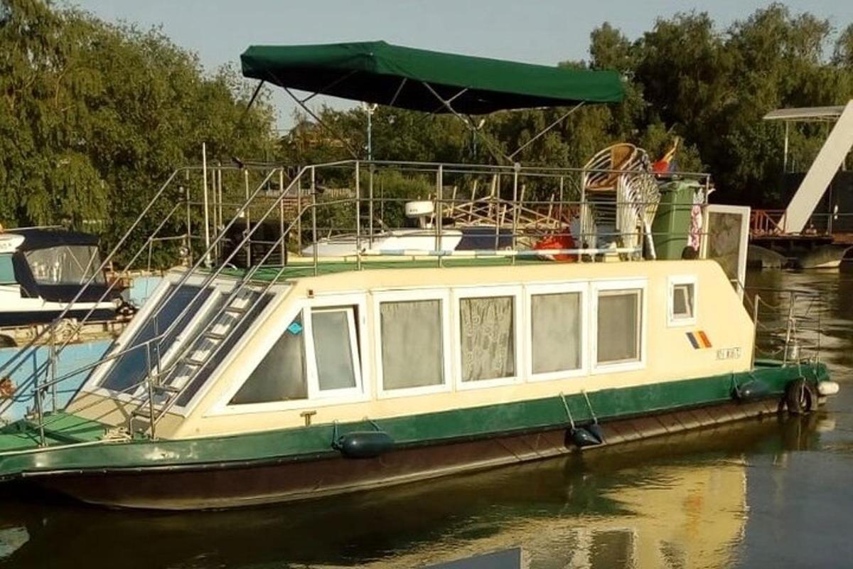 a small boat is docked in the water