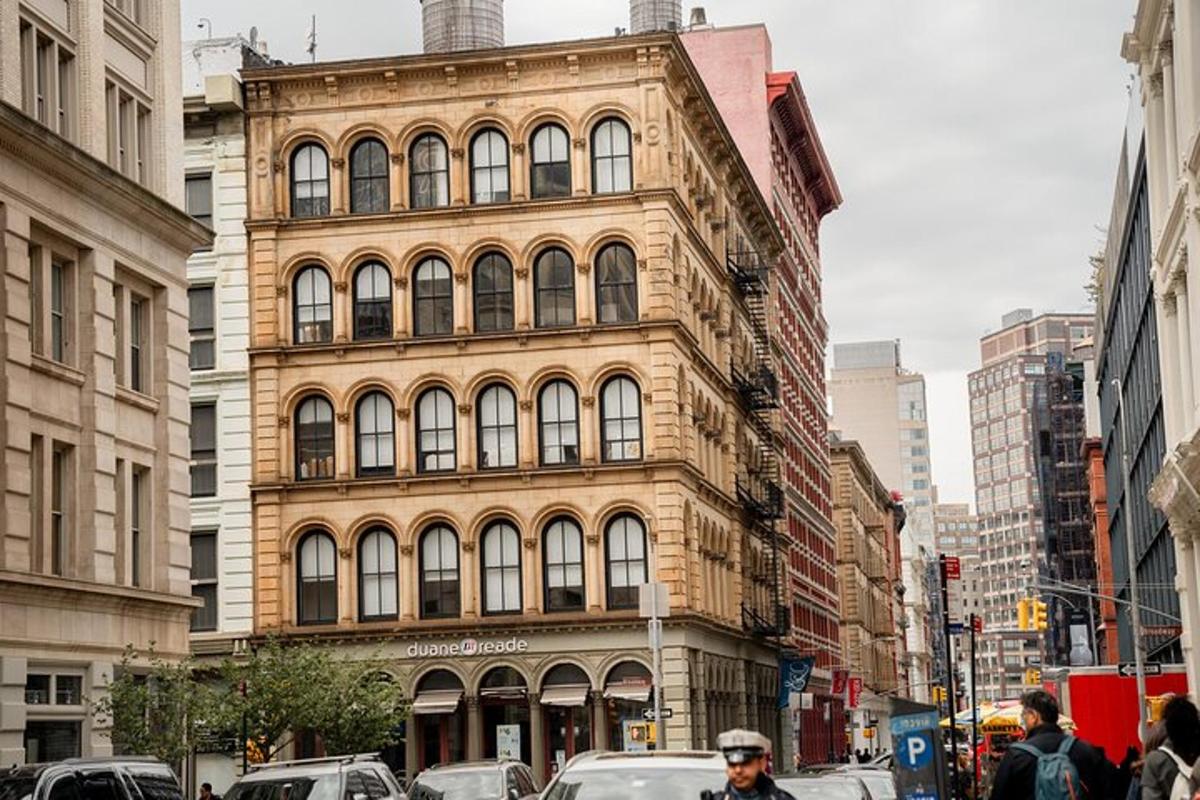 un edificio alto su una strada cittadina con auto