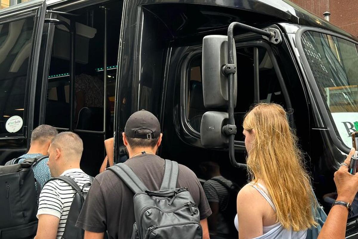 un gruppo di persone in attesa di salire su un autobus