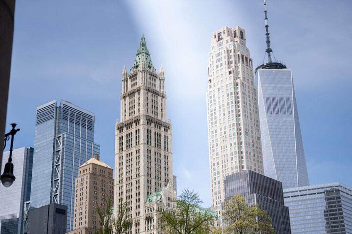 un gruppo di edifici alti in una città