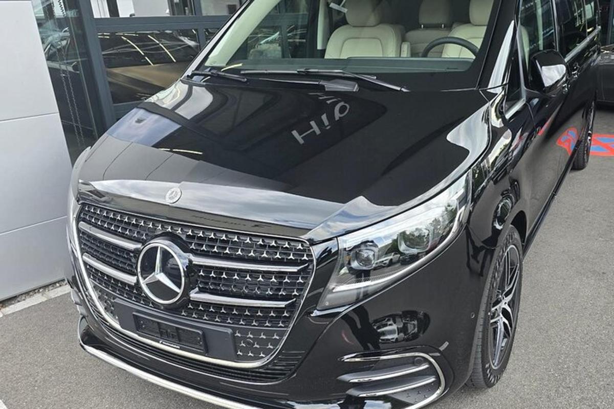 một chiếc xe màu đen đỗ trong bãi đậu xe