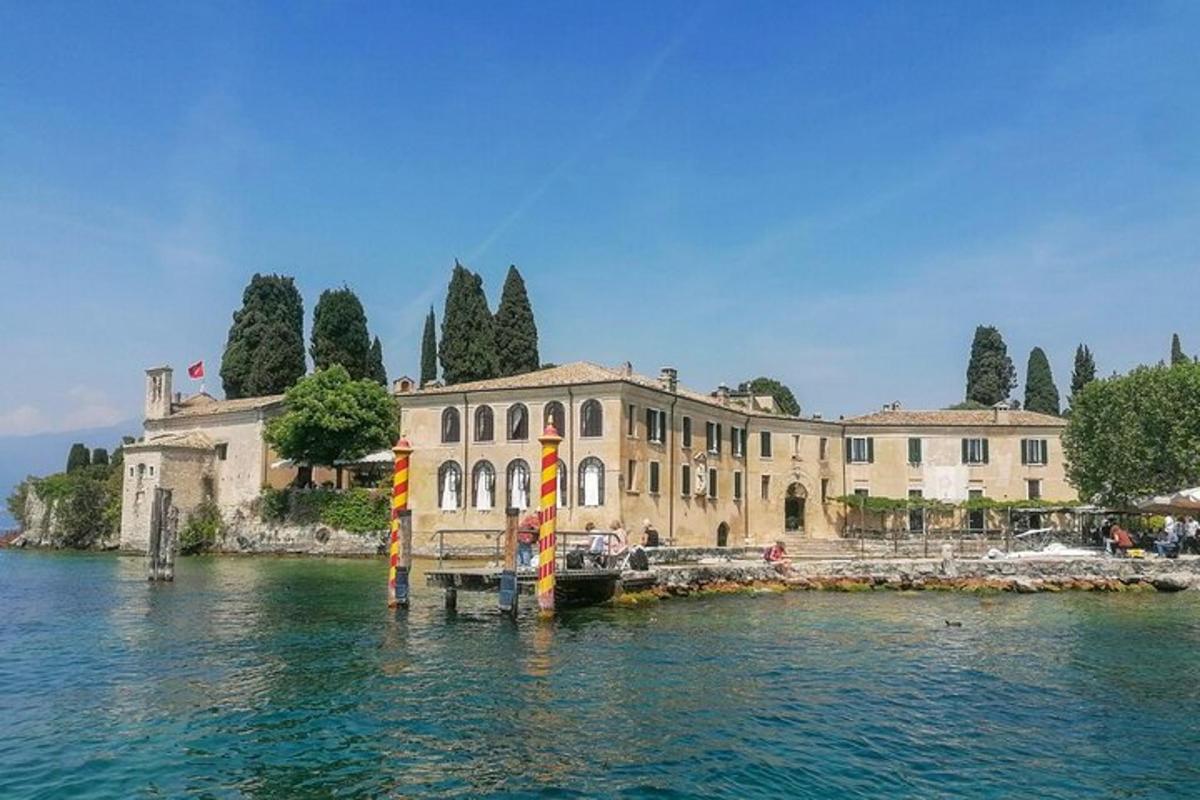 un grande edificio sull'acqua di fronte a un edificio