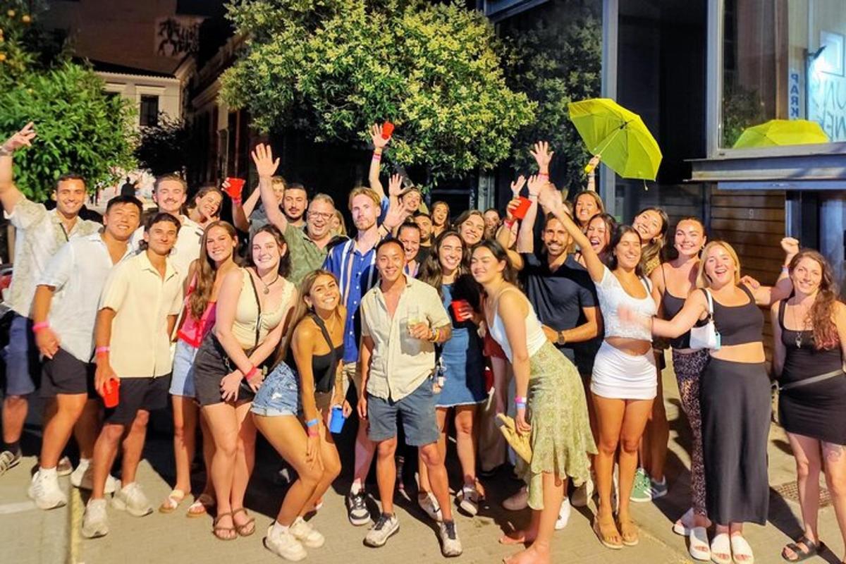 un gruppo di persone posa per una foto