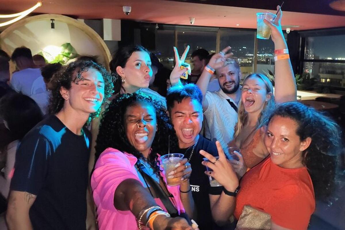 Un grupo de personas posando para una foto en una fiesta.