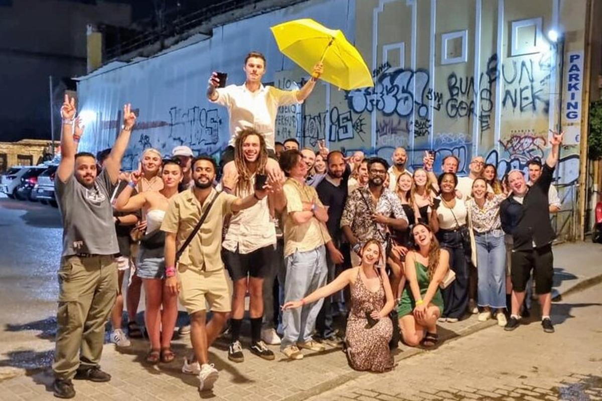 un gruppo di persone posa per una foto