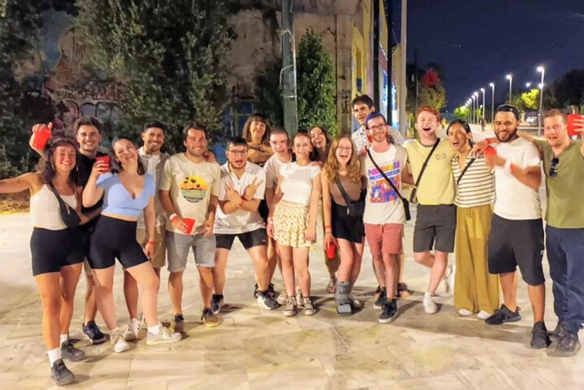 un grupo de personas posando para una foto