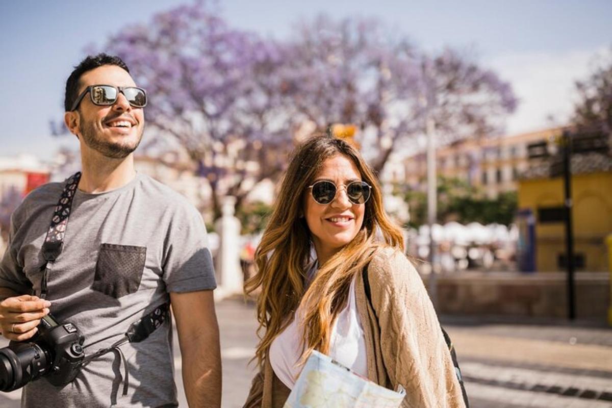 un uomo e una donna camminano per strada con una macchina fotografica