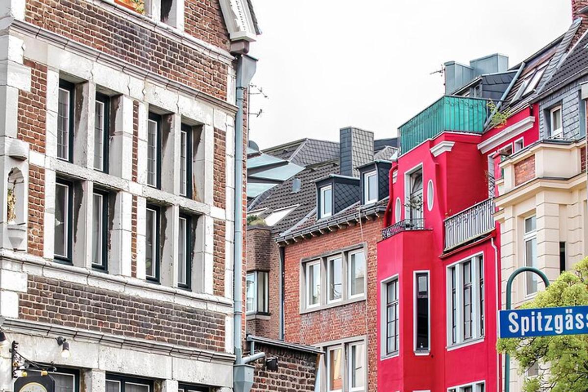 un edificio rosso in mezzo a un gruppo di edifici