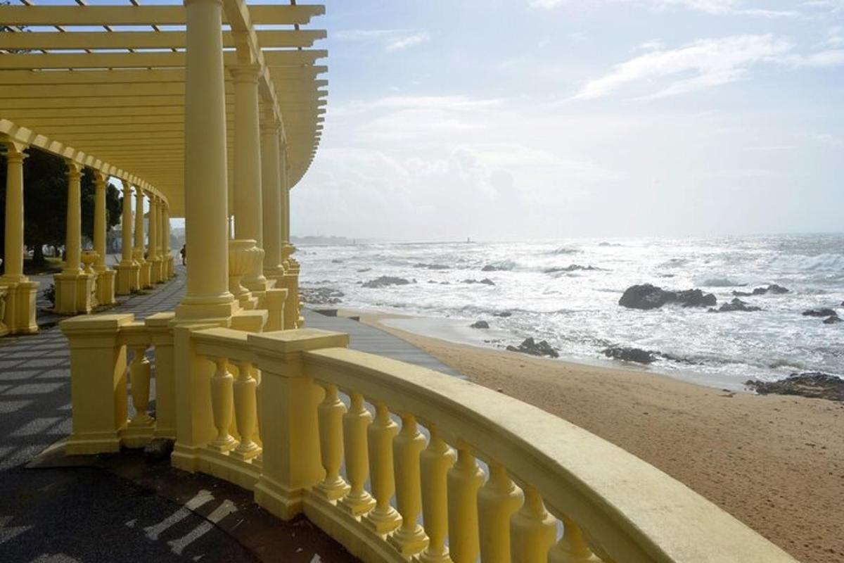 uma vista do oceano da varanda de uma praia