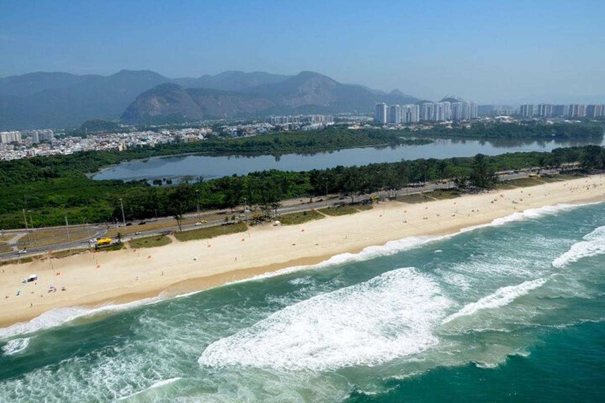 egy légi felvétel a strandról és az óceánról