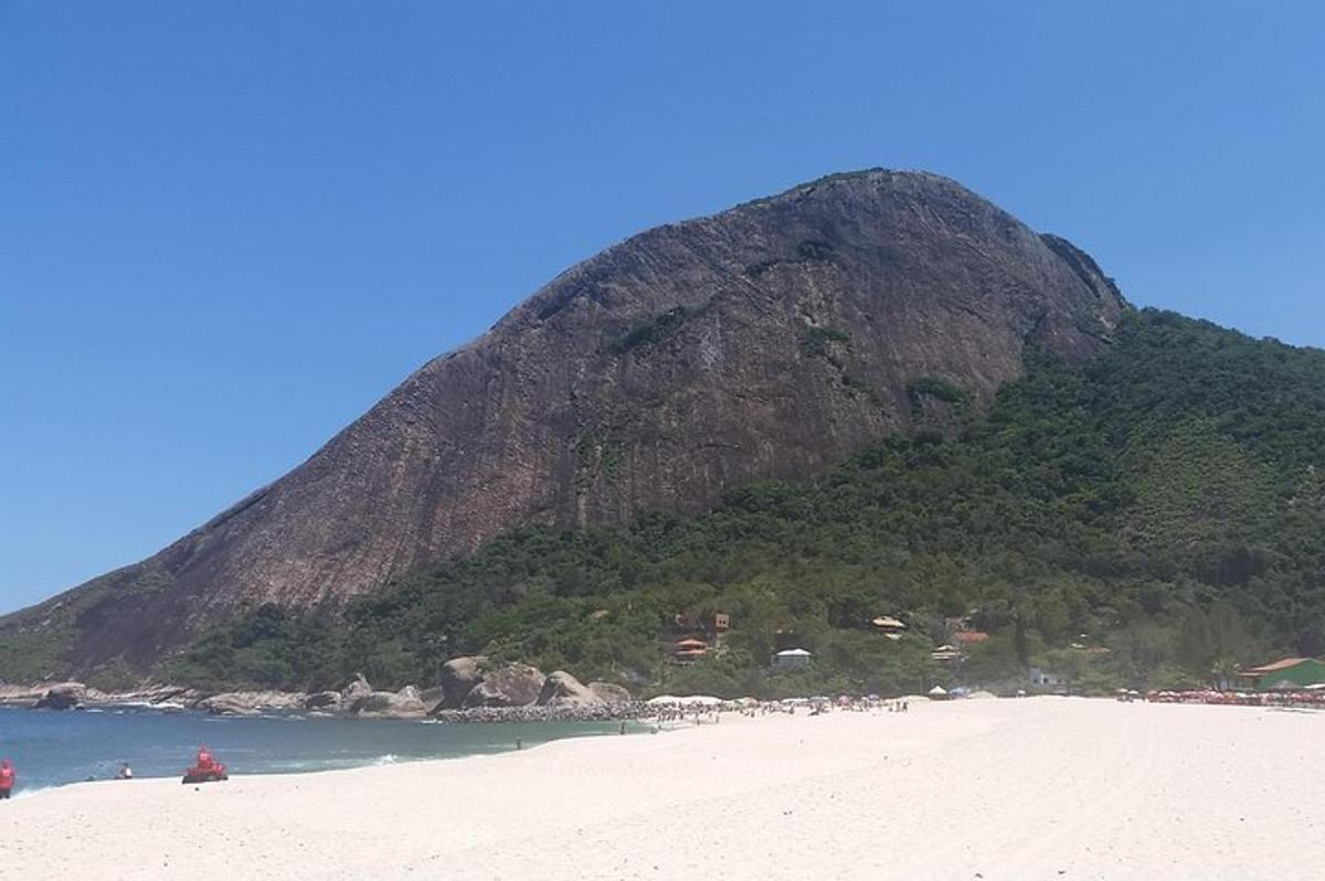 uma montanha situada no topo de uma praia arenosa