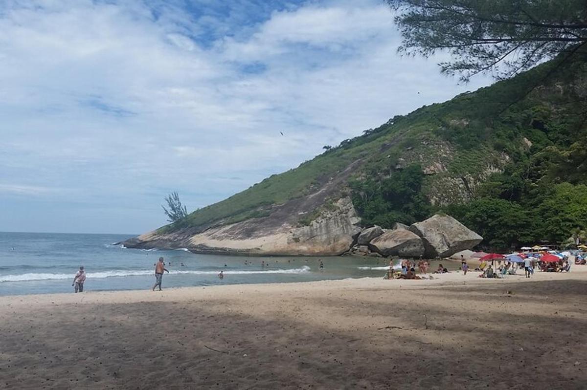 un grupo de personas en una playa cerca del océano
