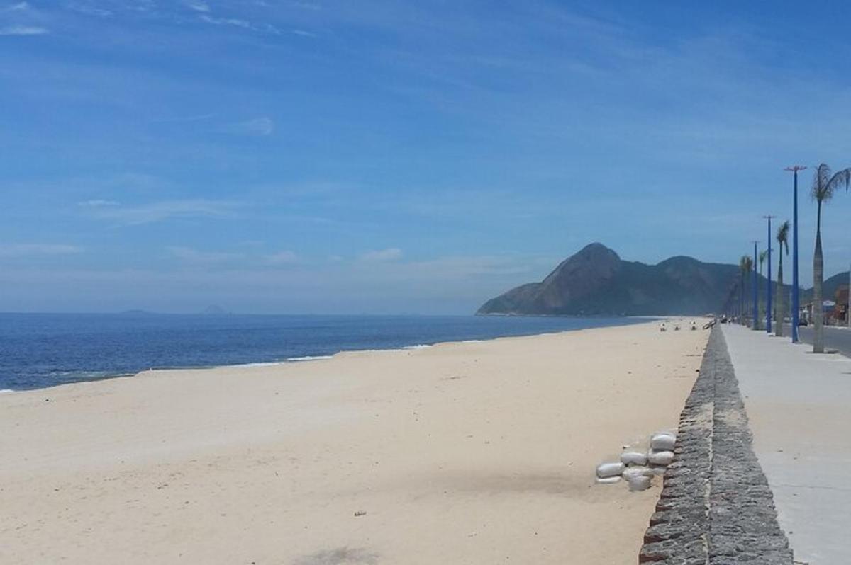 en strand med en rekke steiner på