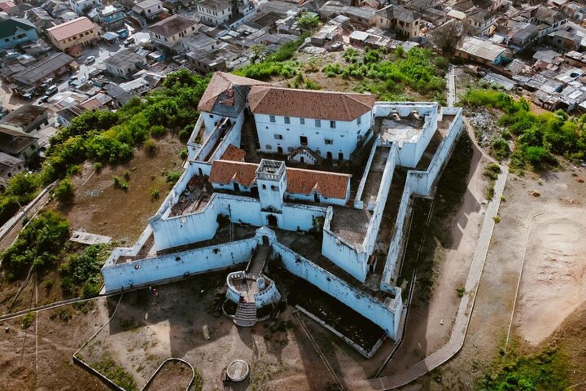pohled shora na velkou modrou budovu s městem