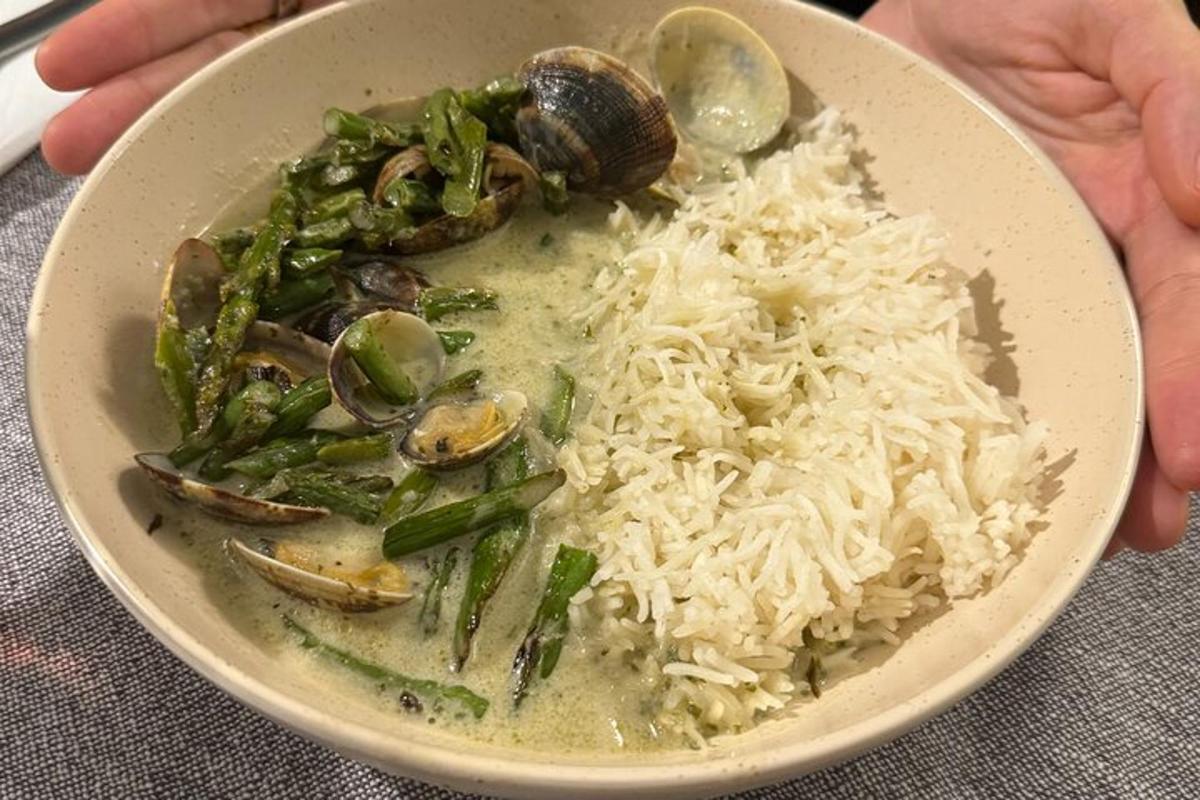 semangkuk makanan dengan nasi dan cendawan dan acli