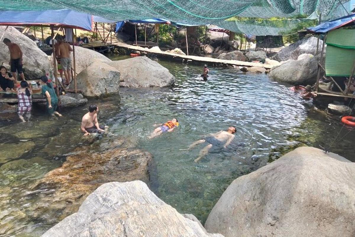 một nhóm người đang bơi trong một hồ nước