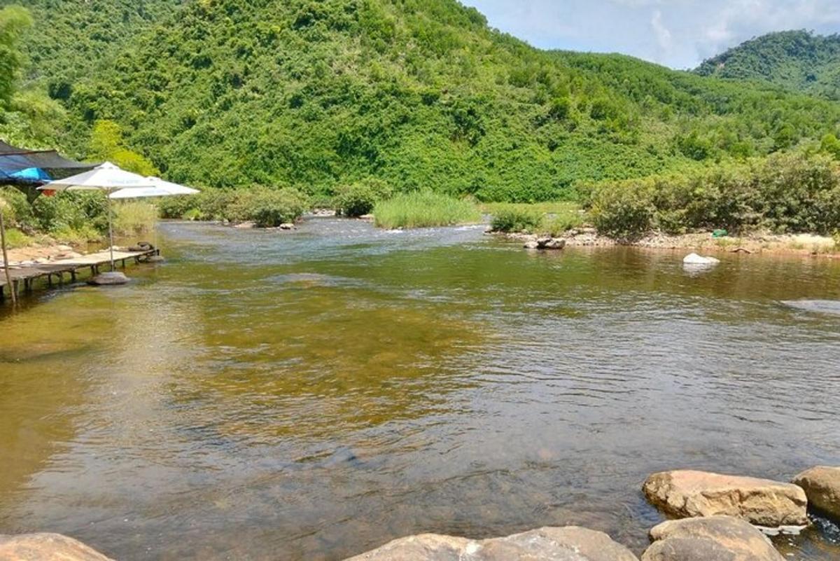 một con sông có cầu và một ngọn núi