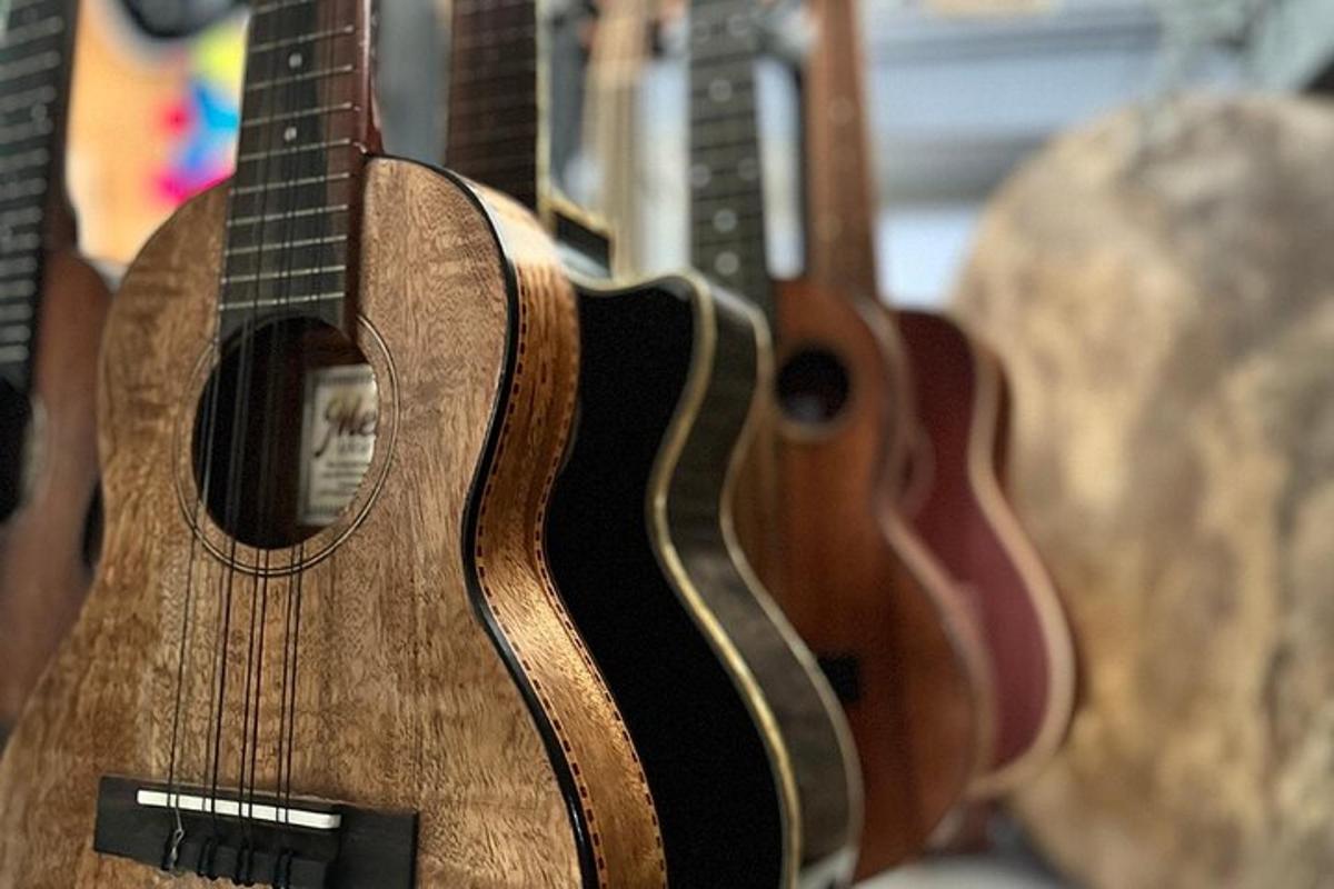 et nærbilde av en akustisk gitar i tre