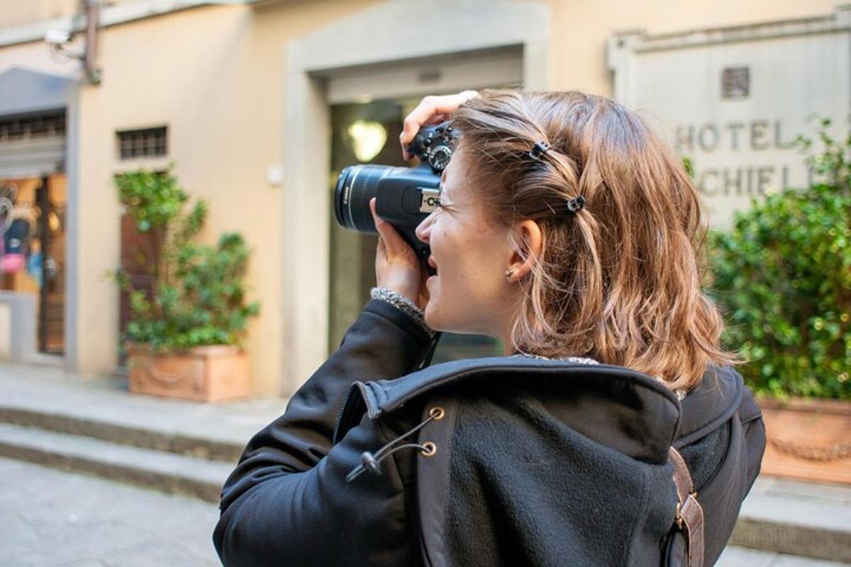 una mujer tomando una foto con una cámara