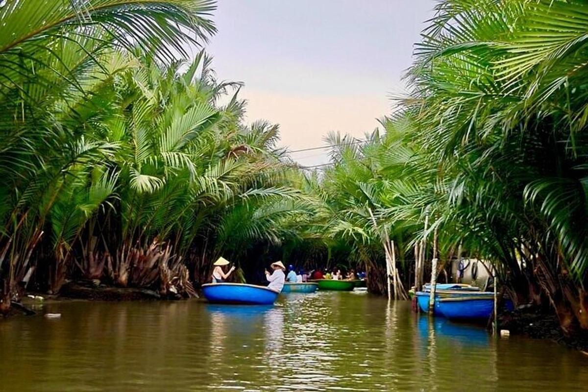 sekumpulan bot di sungai dengan pokok palma