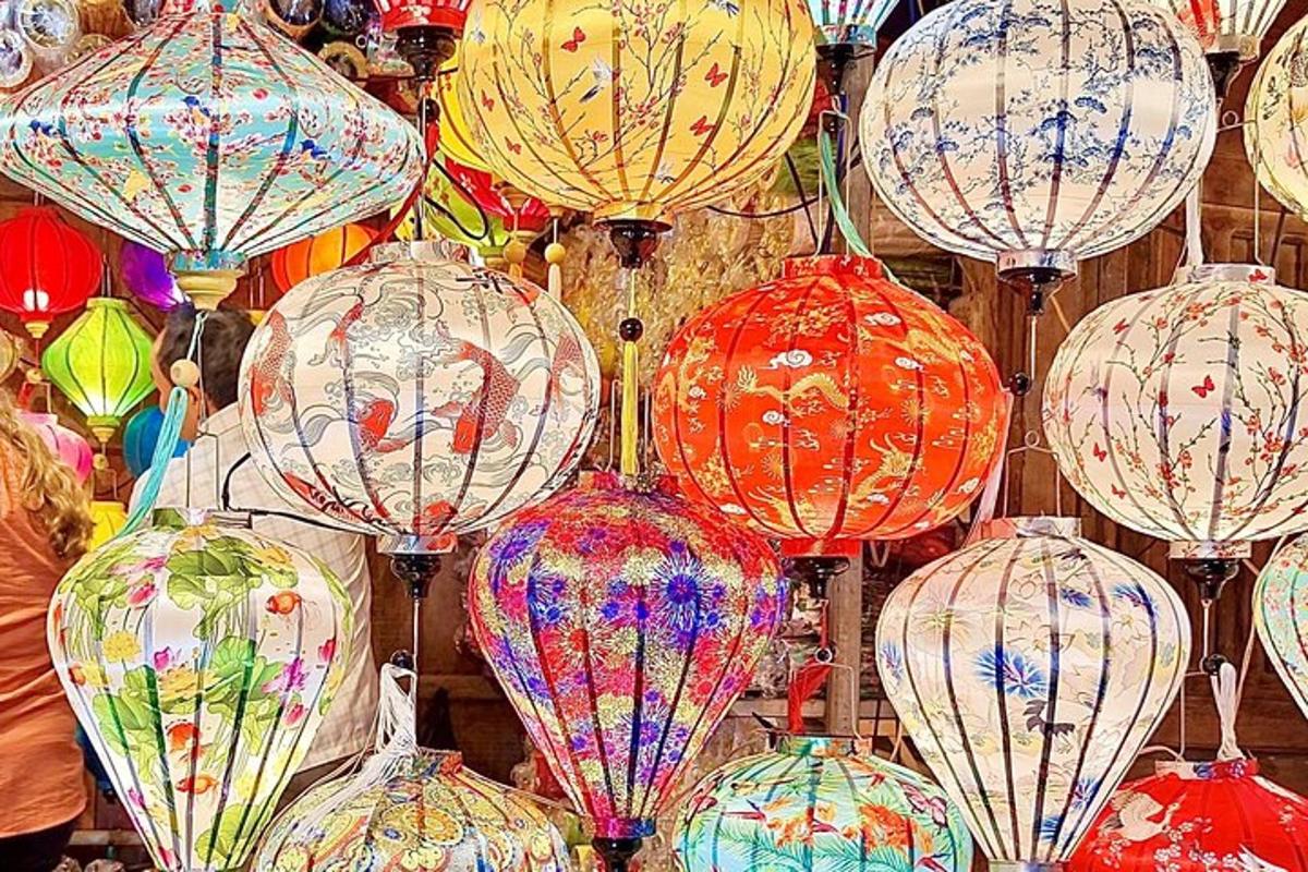 ein Haufen bunter chinesischer Laternen, die an einer Wand hängen