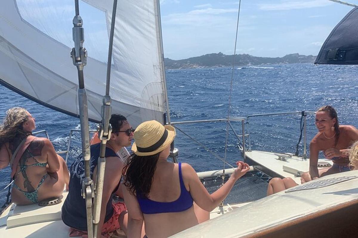 μια ομάδα ανθρώπων που κάθονται σε ένα ιστιοφόρο
