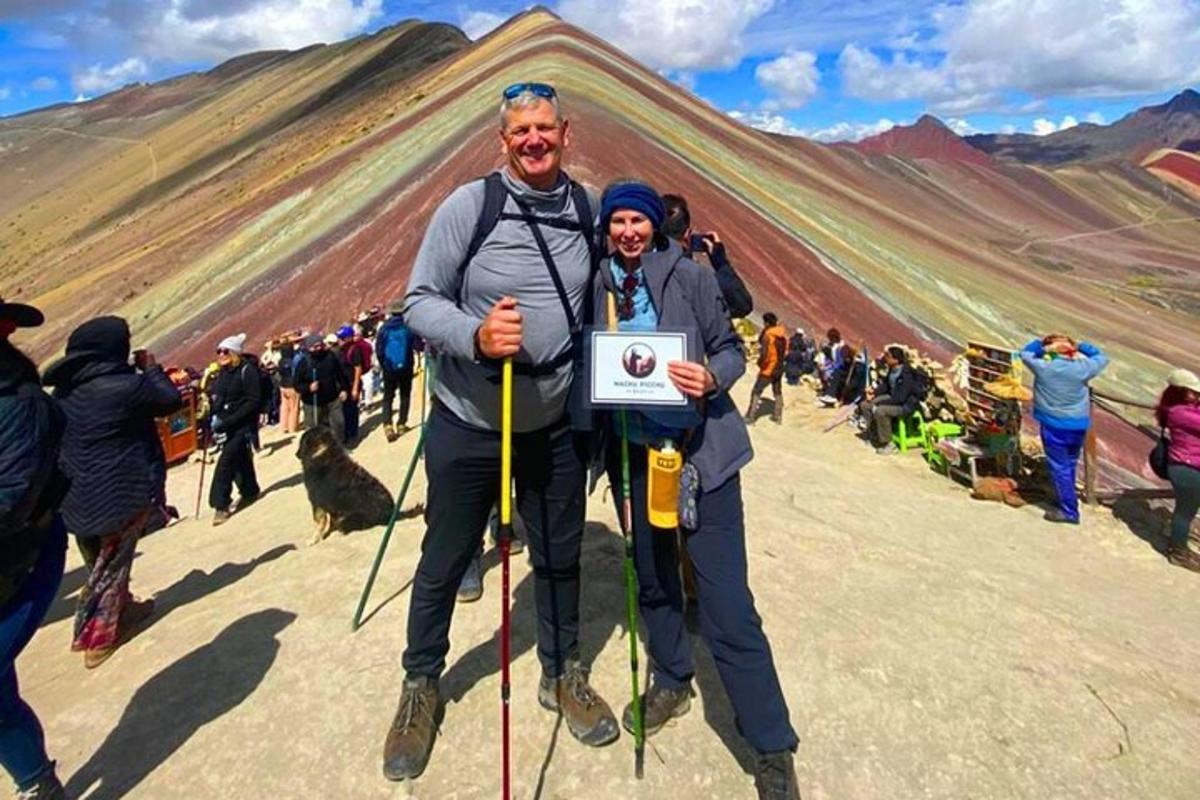 un gruppo di persone in piedi di fronte a una montagna