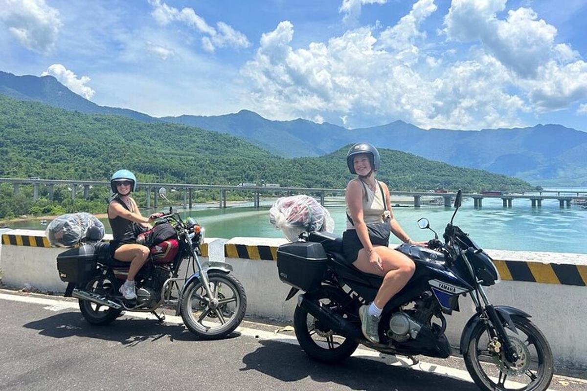 橋の上でバイクに座っている2人の女性